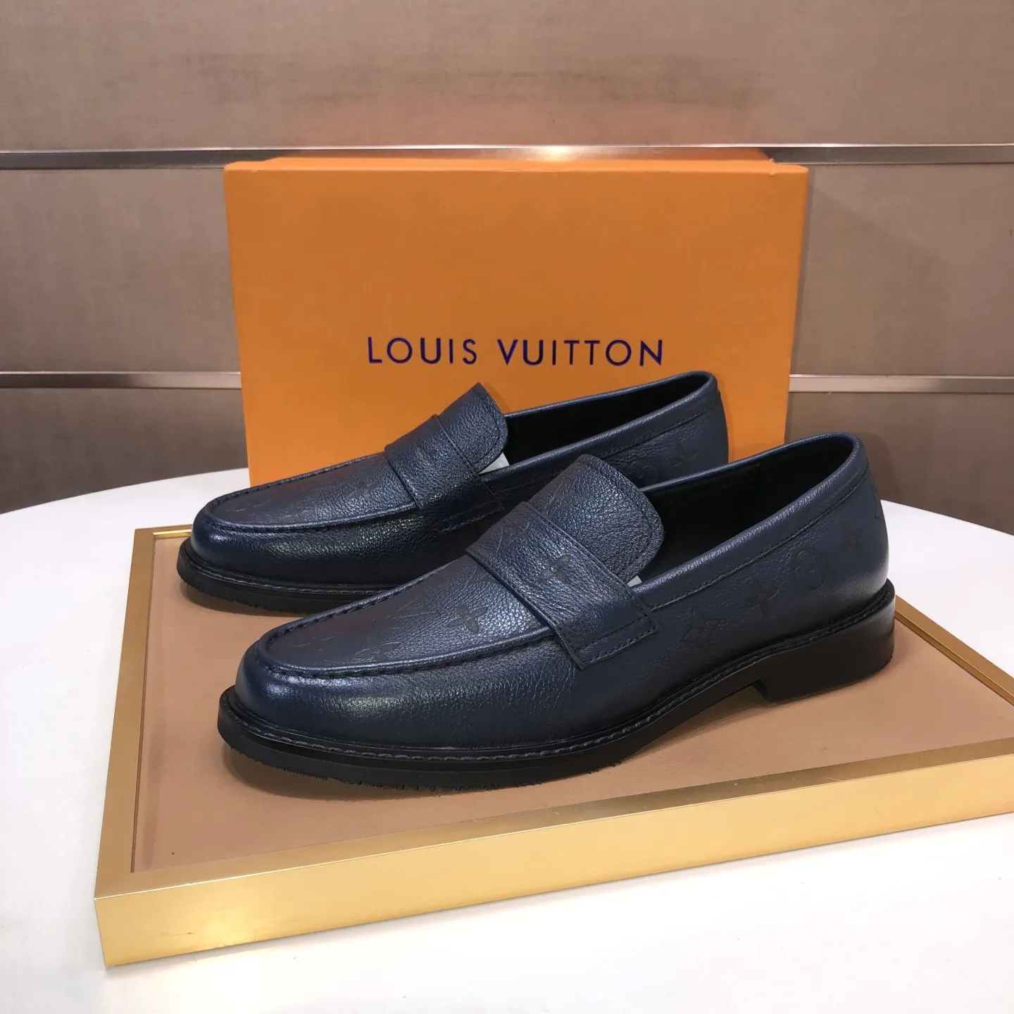 Men's men's shoes💰460💰【LV】(sheepskin lining) formal men's shoes! The high-end formal wear style is luxurious and elegant, with both practicality and style. We pay special attention to quality and details. The original version at the counter is 1:1 ultra-accurate replica👍🏻 The shoe last, leather, workmanship and comfort are not inferior! Material: imported cowhide upper, soft first layer of sheepskin! Code number: 38-45 (45 customized)